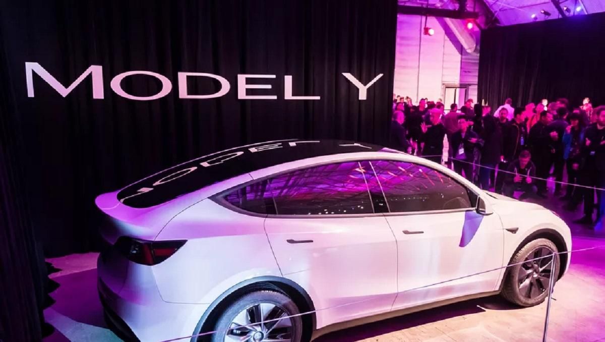 Model Y отправили первым заказчикам: кроссовер Tesla поступил в продажу опережая график