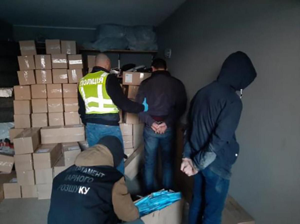 Озброєні бандити відібрали у київських бізнесменів 100 тисяч медичних масок