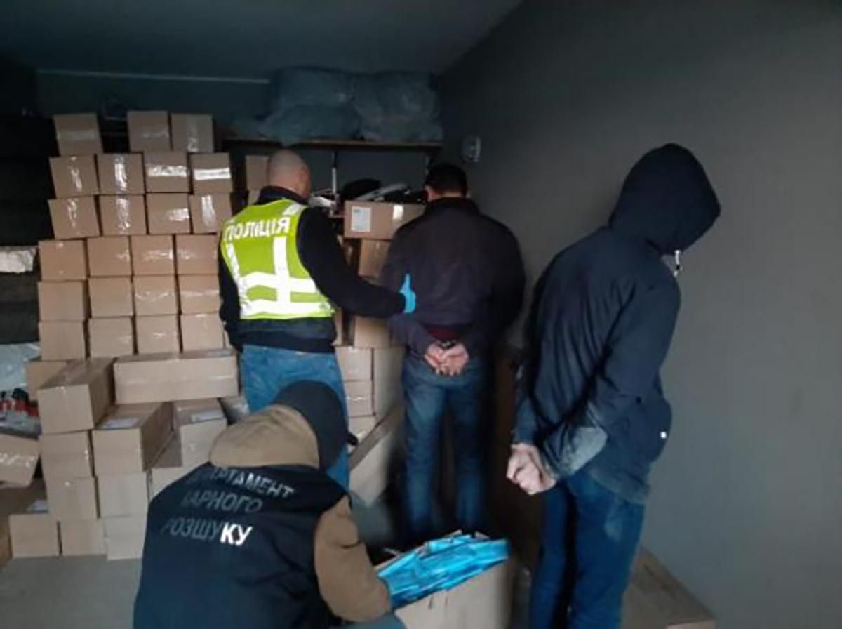 Вооруженные бандиты отобрали у киевских бизнесменов 100 тысяч медицинских масок Вооруженные бандиты отобрали у киевских бизнесменов 100 тысяч медицинских масок