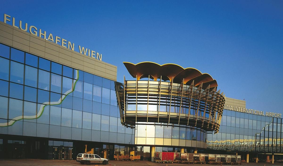 Сотні українців застрягли у Відні через карантин: їх впустили у посольство Сотні українців застрягли у Відні через карантин: їх впустили у посольство