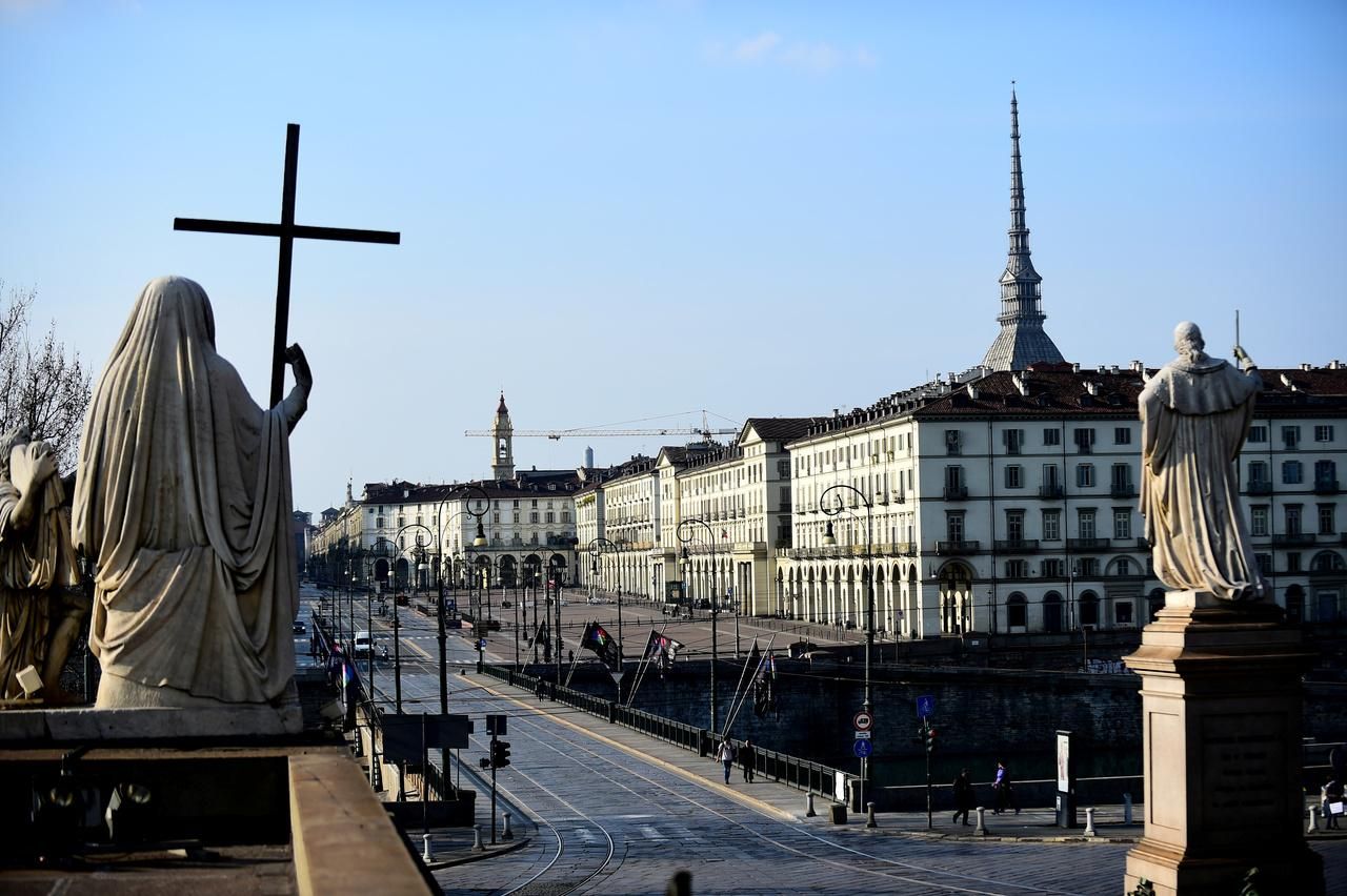 Площа в італійському місті нагадує про вічні цінності 