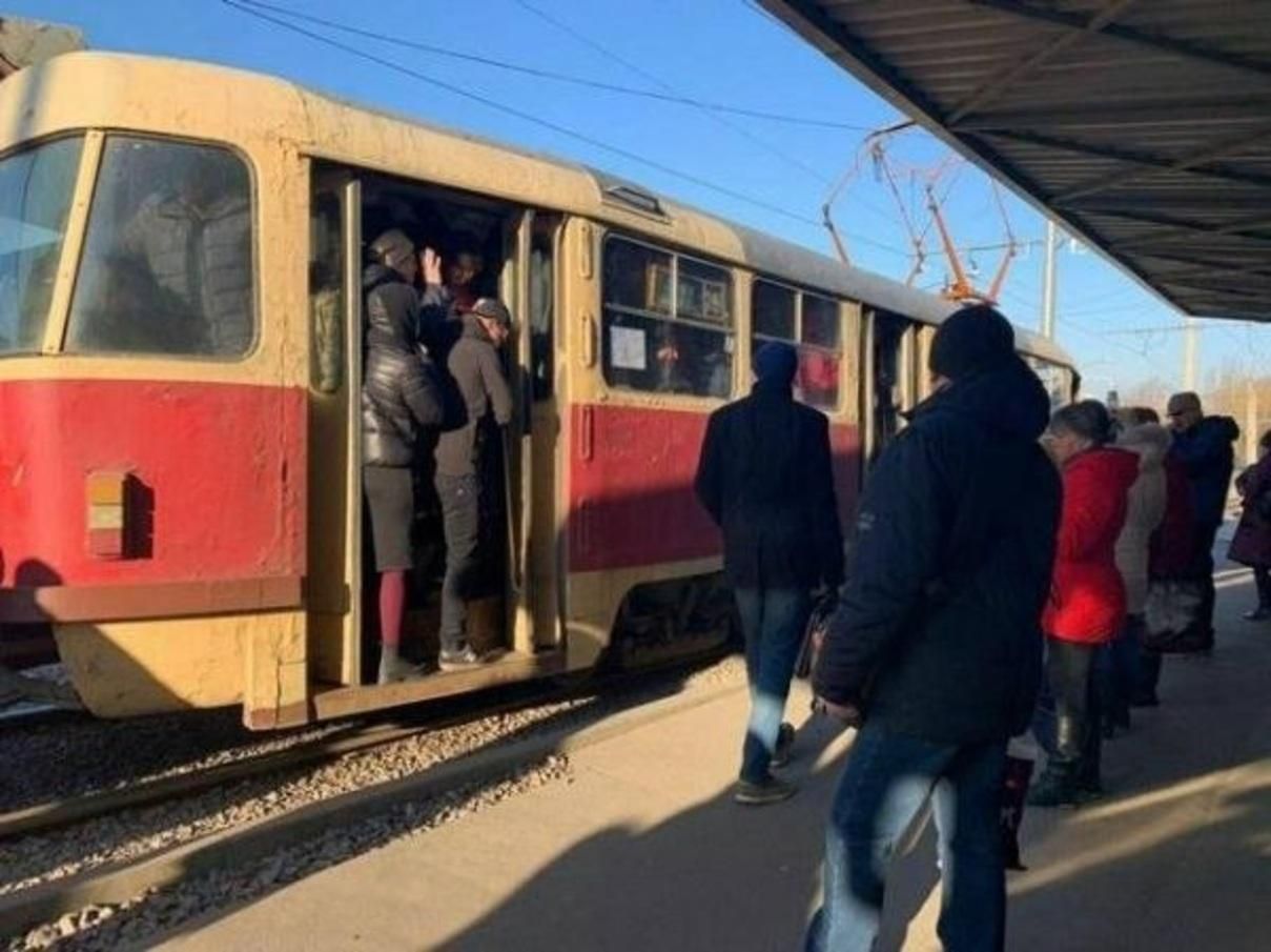 Несмотря на запрет в Украине переполненные маршрутки, а люди в транспорте – без масок: фото Несмотря на запрет в Украине переполненные маршрутки, а люди в транспорте – без масок: фото