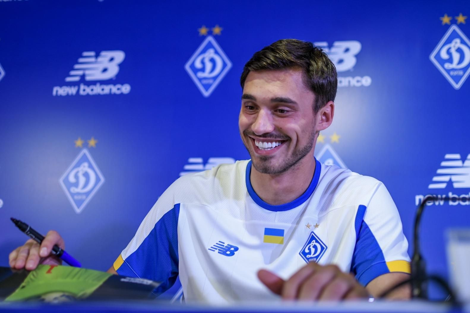 Голкіпер "Динамо" Бущан підтримав челендж "Залишайся вдома", набиваючи туалетний папір: відео