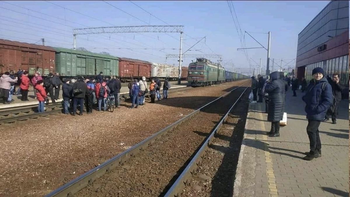 На Киевщине люди протестовали за отмену электричек: на место происшествия приехала полиция На Киевщине люди протестовали за отмену электричек: на место происшествия приехала полиция