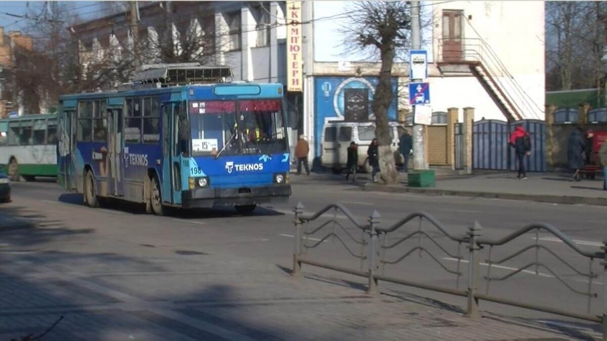 У Луцьку припинив їздити громадський транспорт: фото