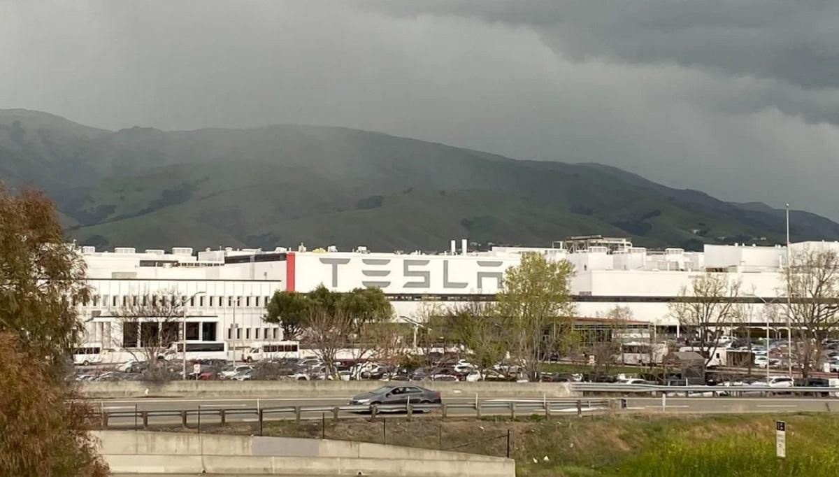 Tesla таки закриє завод в США через коронавірус Tesla таки закриє завод в США через коронавірус