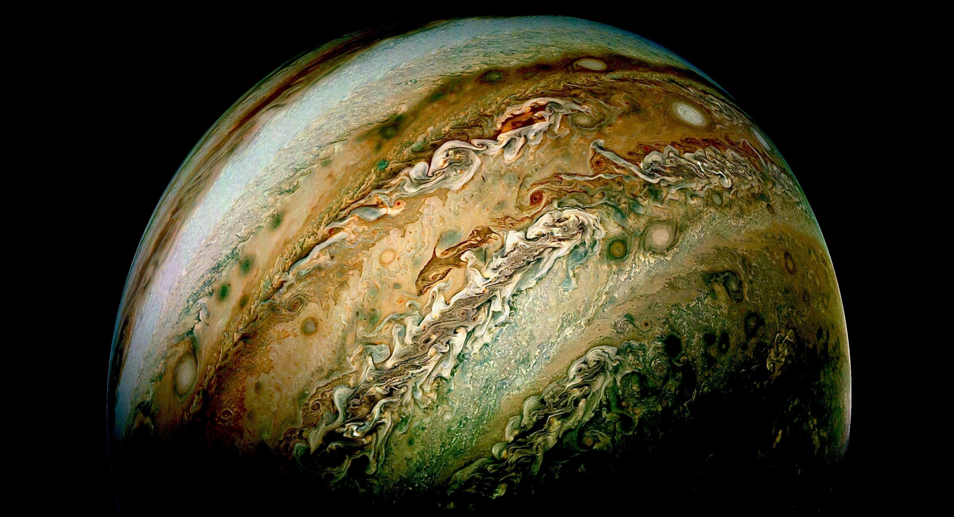 NASA показало новые невероятные снимки Юпитера: фото
