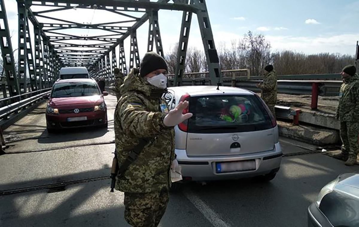 Боевики на Донбассе закрывают пункты пропуска на линии соприкосновения: известна дата