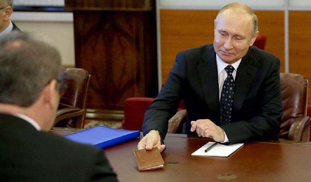 Путін визнав українців носіями російської мови і ще більше спростив надання громадянства Путін визнав українців носіями російської мови і ще більше спростив надання громадянства