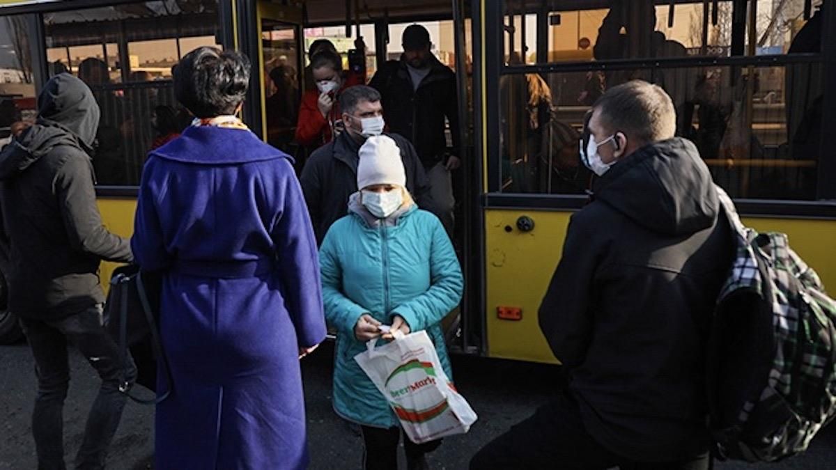 В Киеве образовались огромные очереди на маршрутки: фото, видео