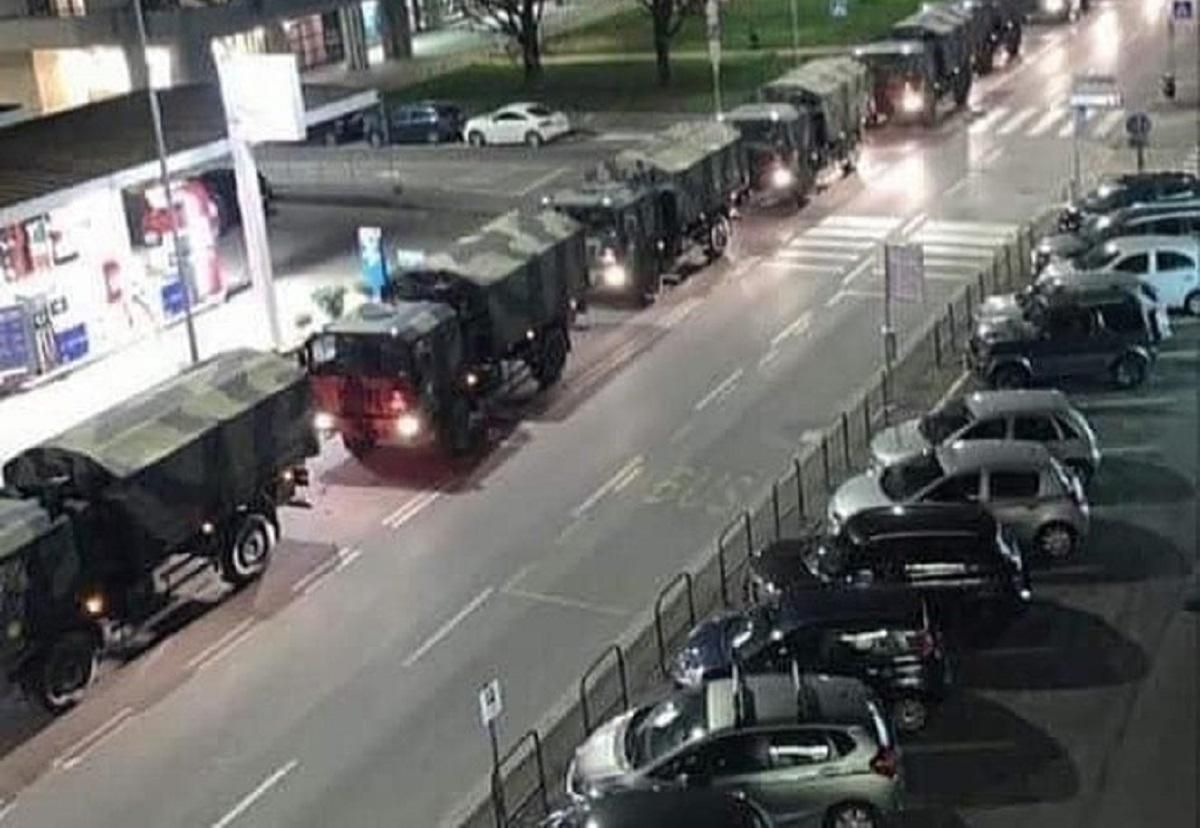 Тіла померлих від коронавірусу з Бергамо вивозять військовими машинами в інші міста Тіла померлих від коронавірусу з Бергамо вивозять військовими машинами в інші міста