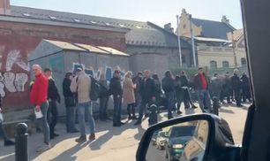 Несмотря на карантин во Львове и Франковске сотни людей стояли в очереди в визовые центры