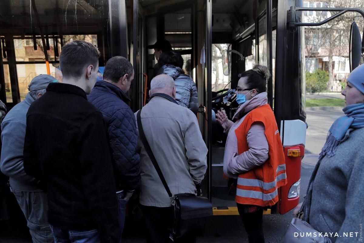 Вибите скло і погрози ножем: в Одесі продовжують штурмувати транспорт