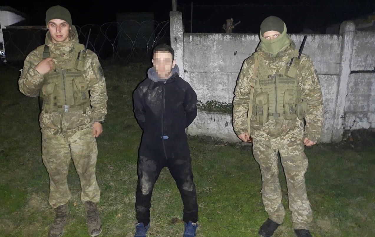 На Закарпатье задержали "водолаза": он переправлял медицинские маски в Румынию – видео На Закарпатье задержали "водолаза": он переправлял медицинские маски в Румынию – видео