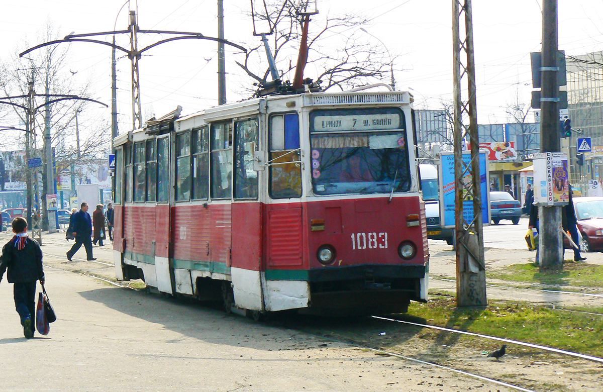 Пасажири побили водія трамвая в Миколаєві, бо той відмовився перевозити понад 10 людей Пасажири побили водія трамвая в Миколаєві, бо той відмовився перевозити понад 10 людей