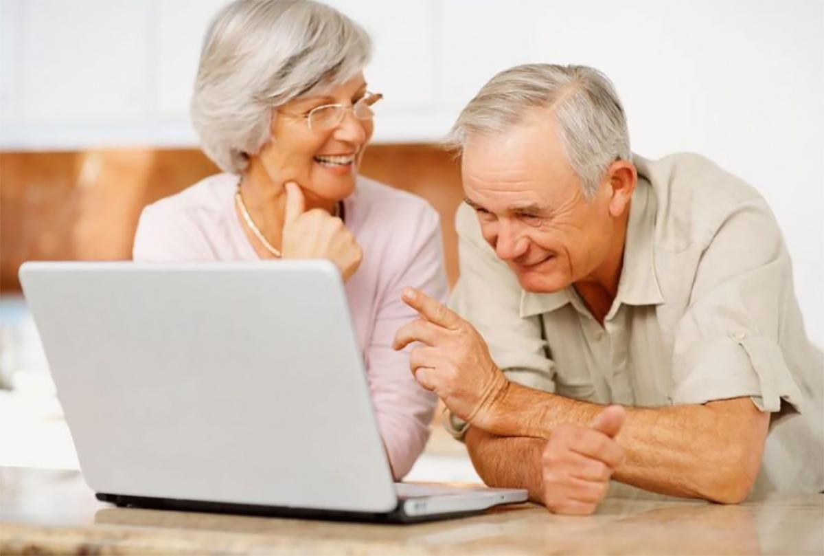Навчіть бабусь та дідусів користуватись онлайн-послугами: зворушливе відео НБУ