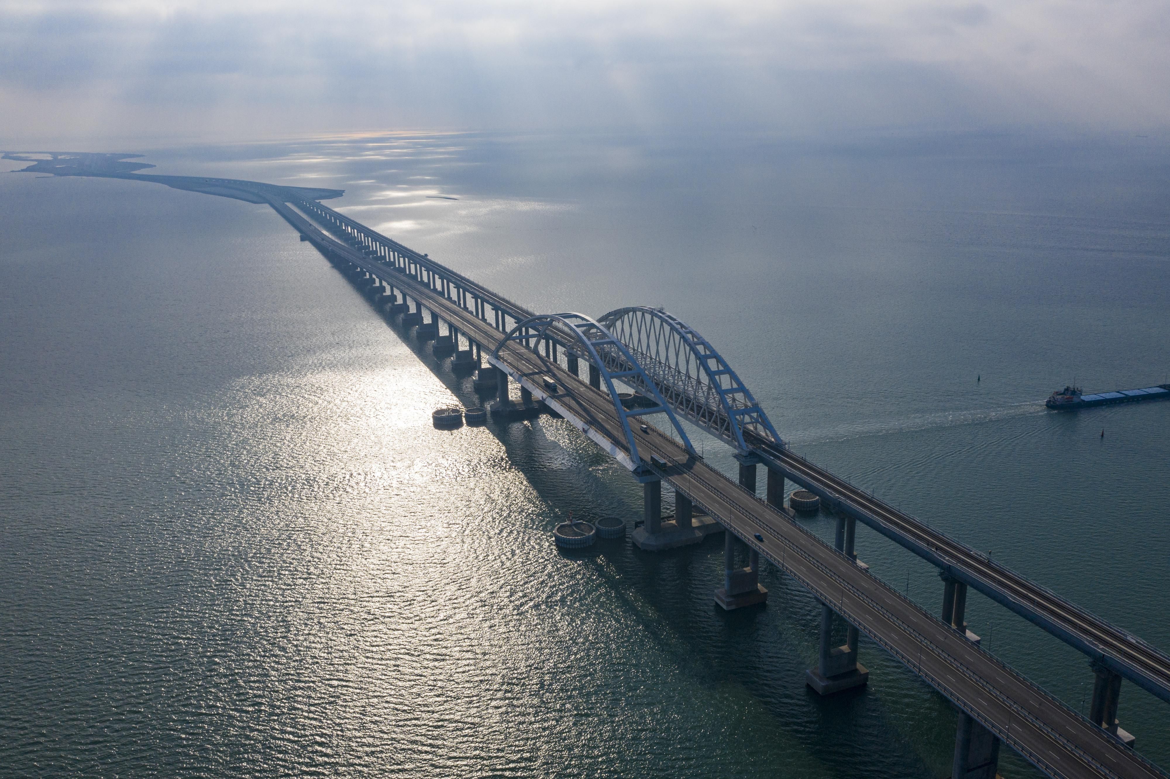 Оккупанты боятся, что коронавирус проникнет через Крымский мост