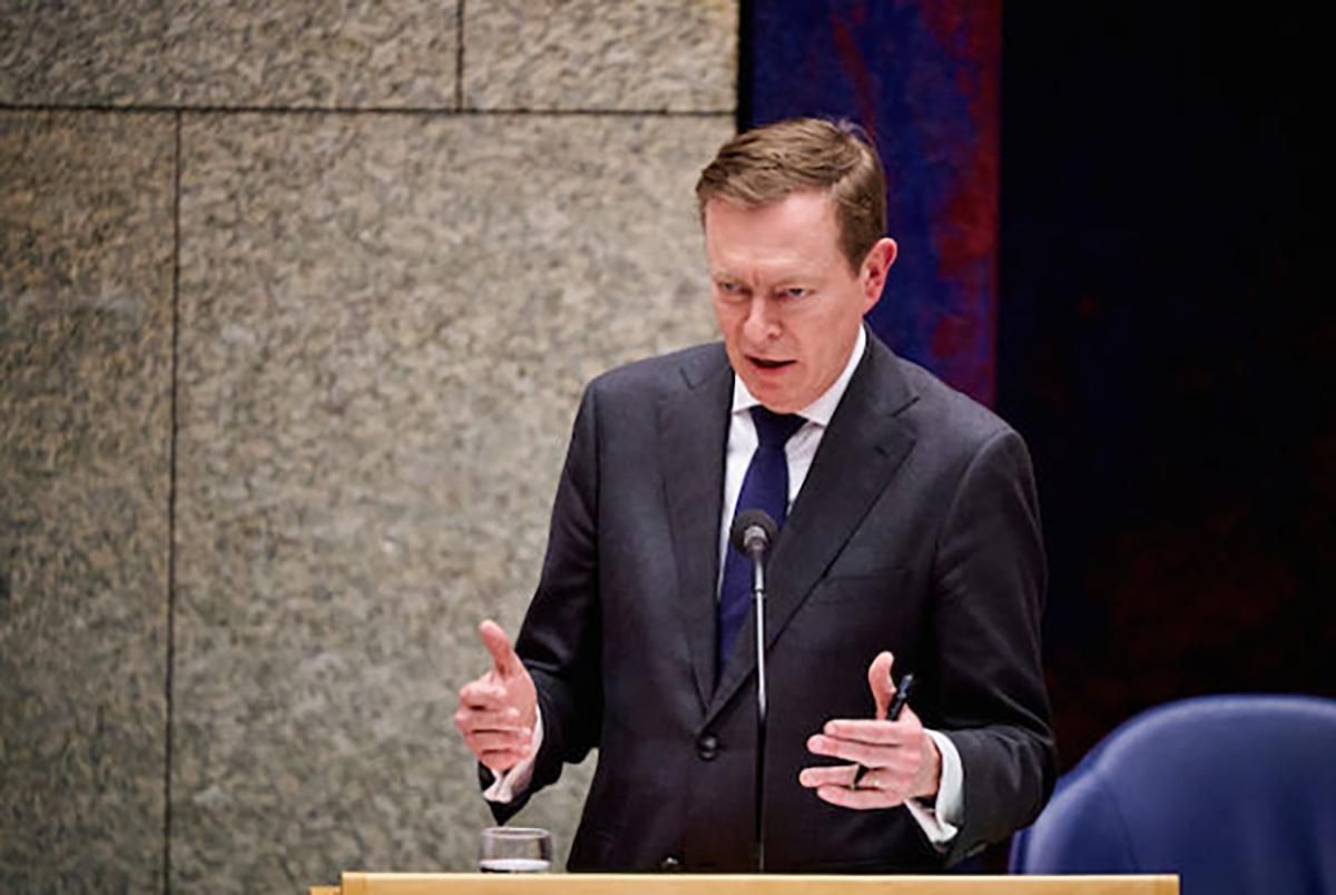 Глава Минздрава Нидерландов, потерявший сознание в парламенте, подал в отставку