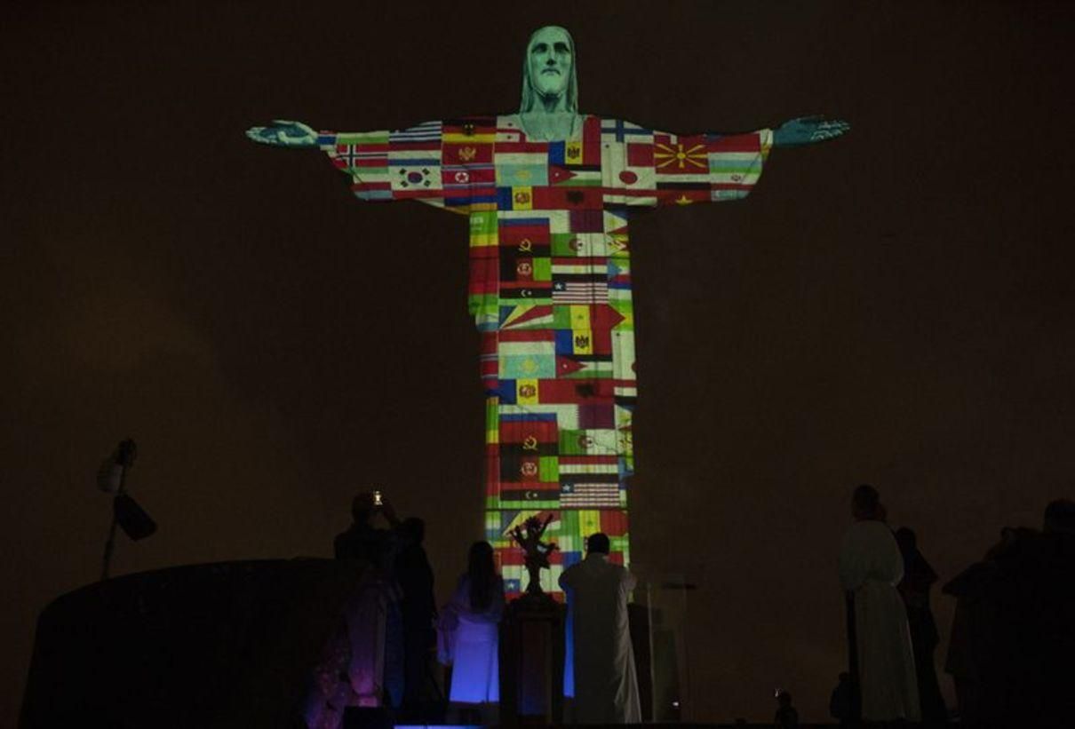 Статую Христа Спасителя засвітили прапорами країн, в яких є коронавірус: відео