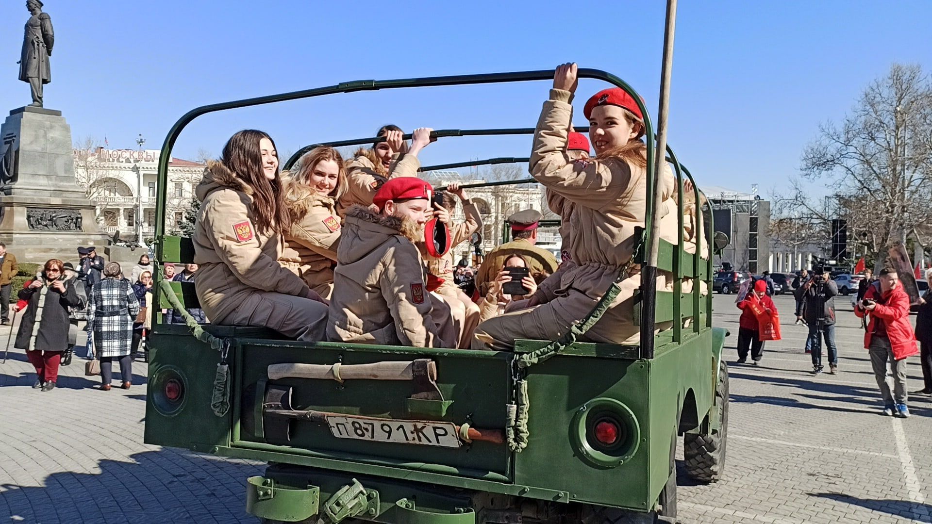 Окупанти у Криму виганяють дітей святкувати "русскую весну" під час пандемії Covid-2019 Окупанти у Криму виганяють дітей святкувати "русскую весну" під час пандемії Covid-2019