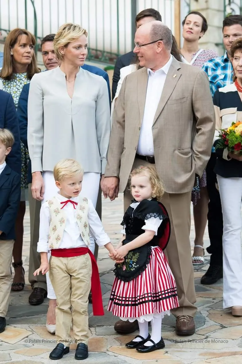 Князь Альберт ІІ з сім'єю Князь Альберт ІІ з сім'єю