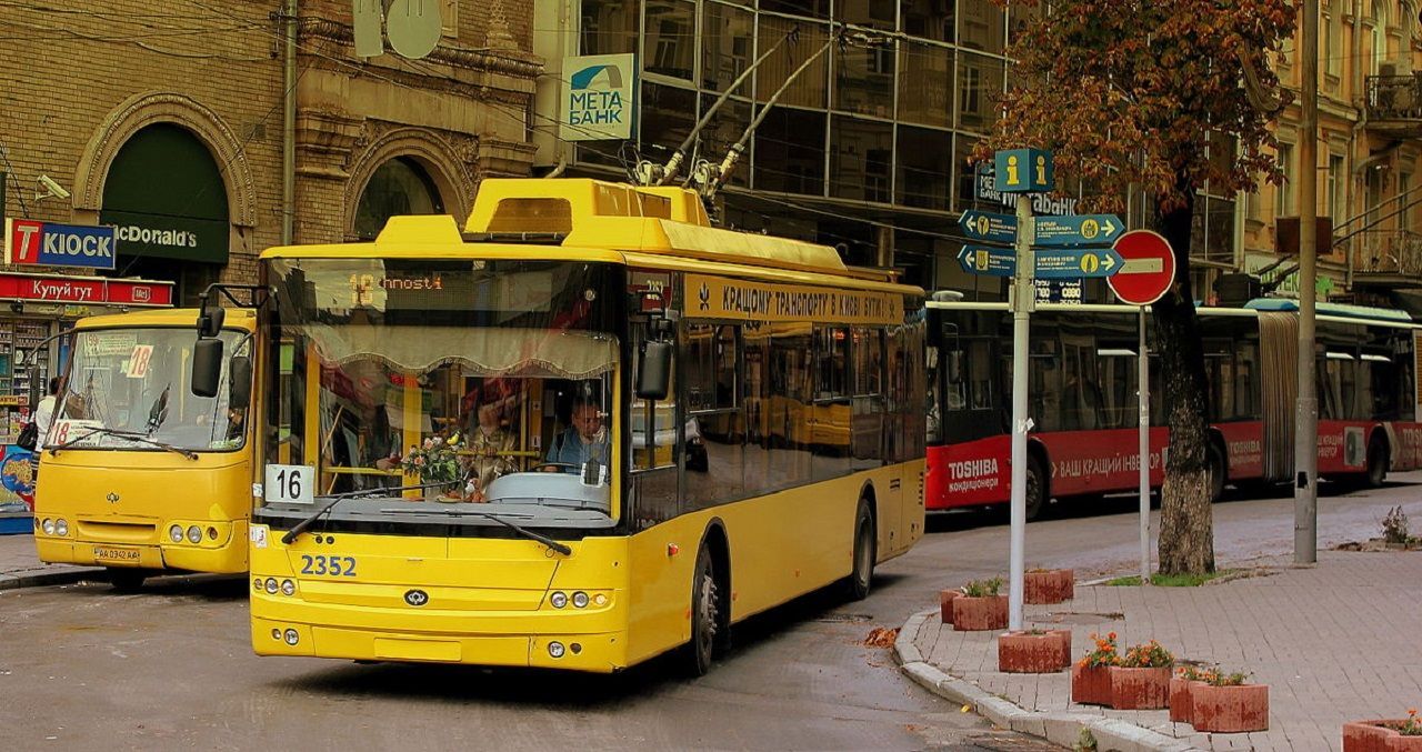 В Киеве пассажир выбросил из троллейбуса кондуктора – видео