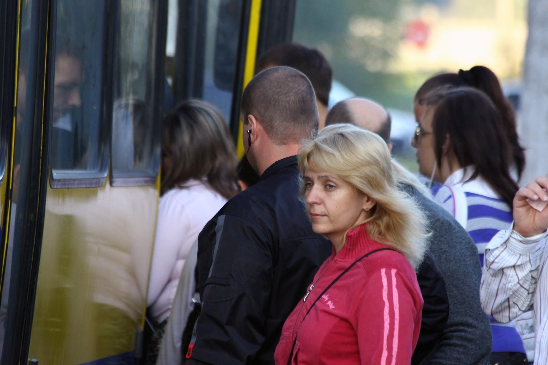 У Дніпрі вартість проїзду в окремих автобусах підняли до 20 гривень