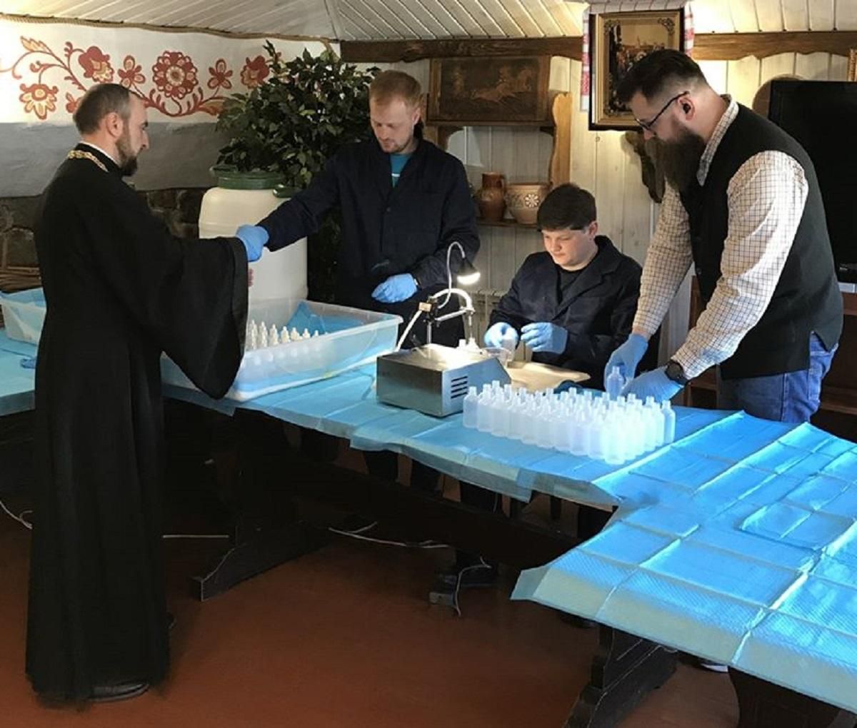 ПЦУ почала виготовляти антисептики: їх безкоштовно роздають по містах ПЦУ почала виготовляти антисептики: їх безкоштовно роздають по містах