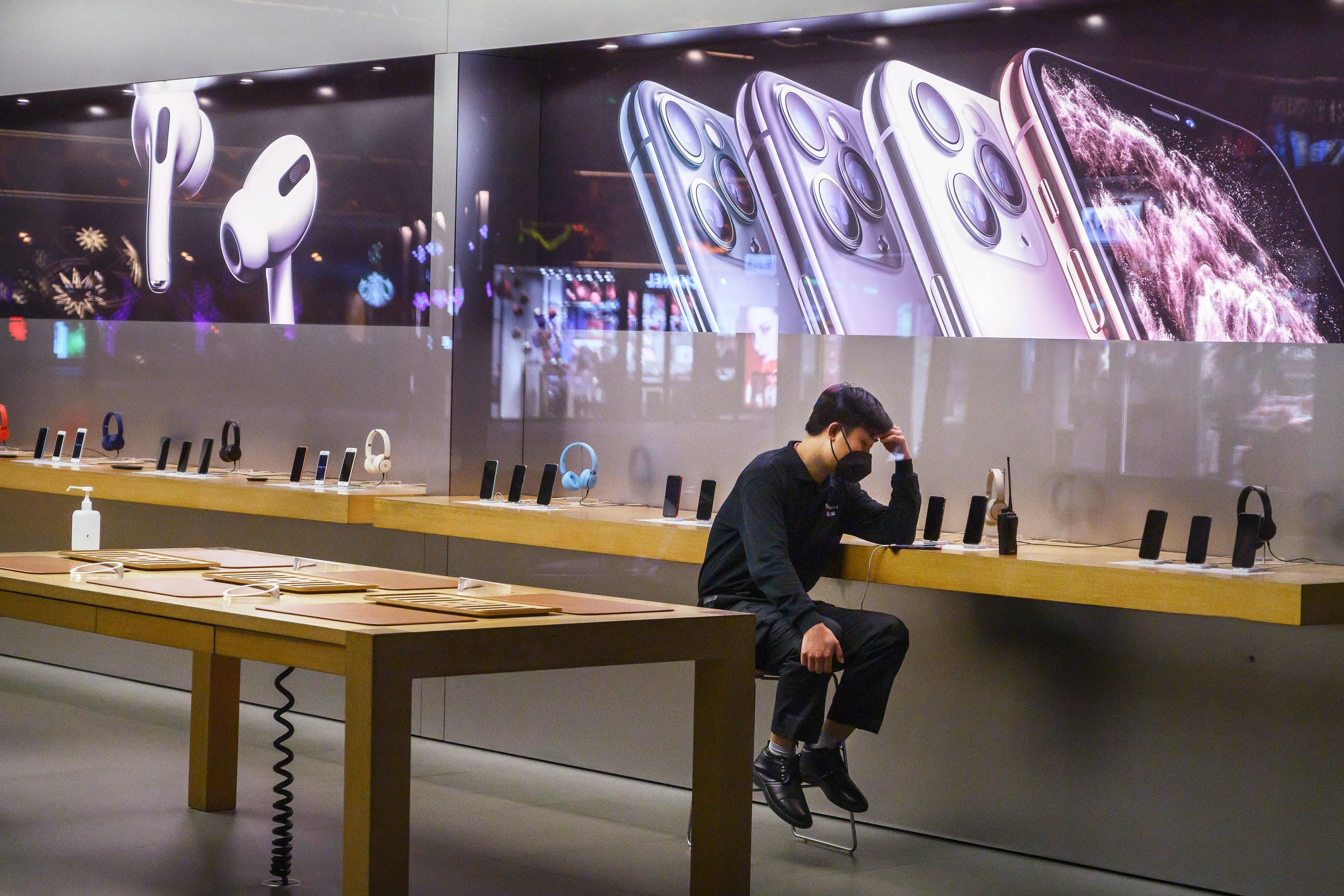 Не більше 2  iPhone в одні руки:  Apple вже зняла свою заборону 