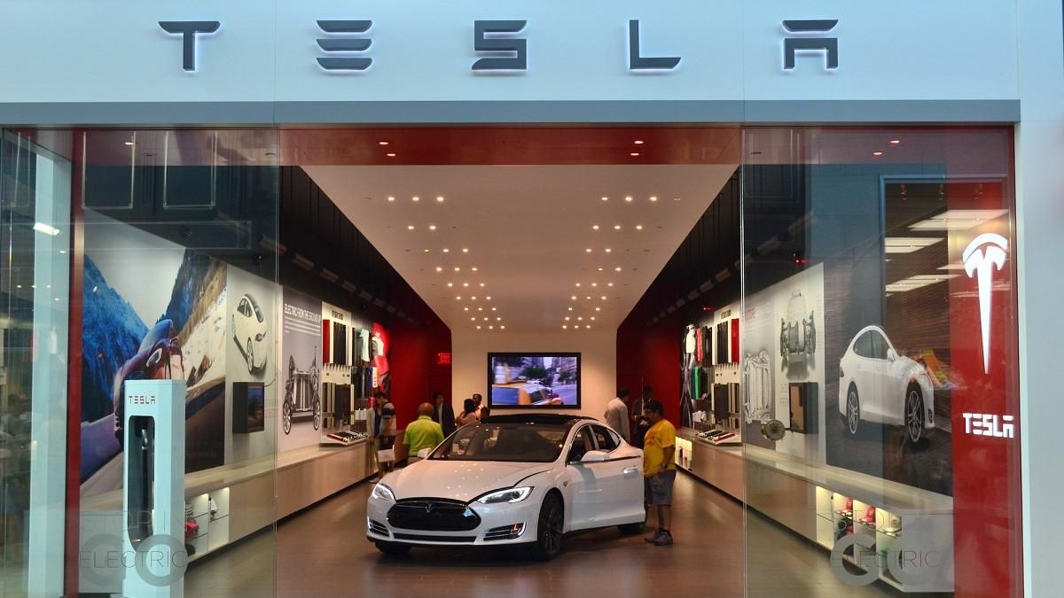 Tesla переходить на "безконтактний метод" продажу електромобілів