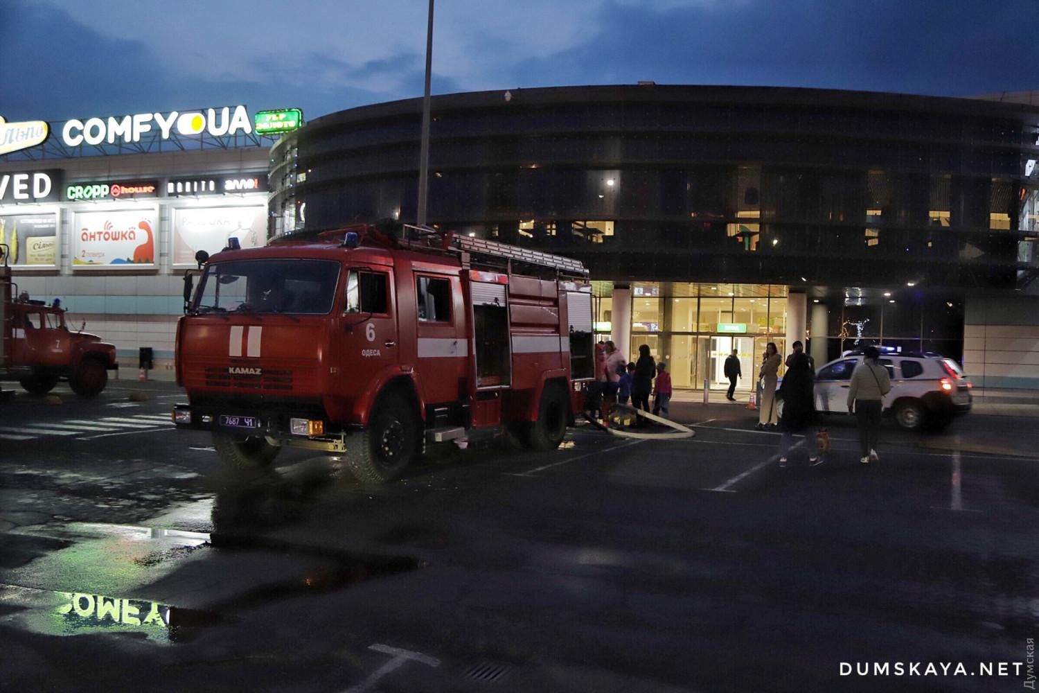 В крупнейшем ТРЦ Одессы City Center произошел пожар : фото, видео