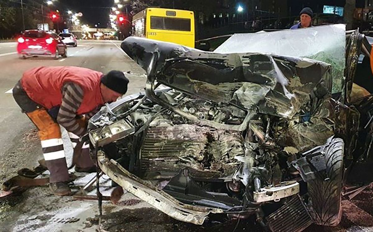 Моторошна ДТП у Києві: Audi протаранила маршрутний автобус – фото, відео