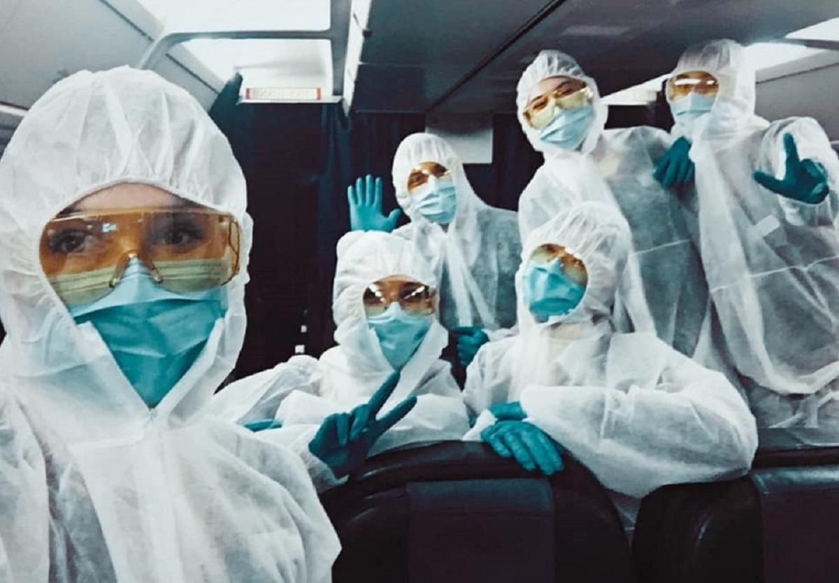 Команда рятівників: стюардеса МАУ показала борт, що евакуйовував українців з Єгипту Команда рятівників: стюардеса МАУ показала борт, що евакуйовував українців з Єгипту