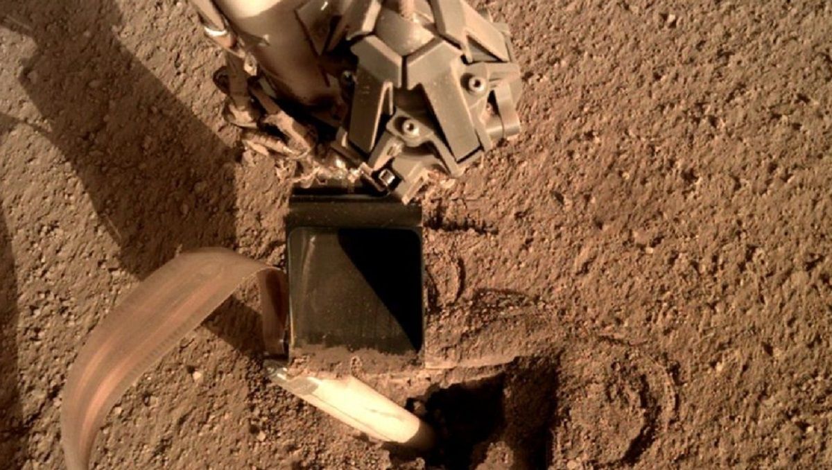 NASA полагодили апарат на Марсі, наказавши йому вдарити себе лопатою