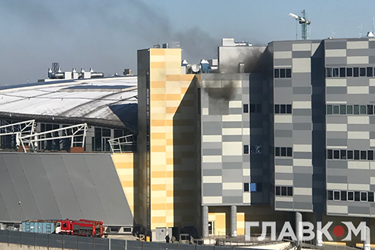 У Києві спалахнула пожежа в ТРЦ River Mall: фото