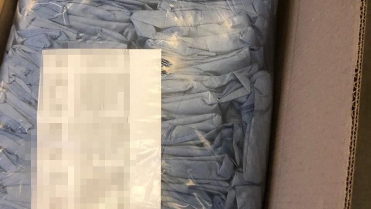 З України намагались вивезти 40 тисяч медичних халатів З України намагались вивезти 40 тисяч медичних халатів