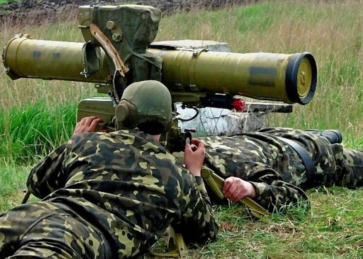 Боевики ударили ракетами по грузовику украинских военных: есть раненые Боевики ударили ракетами по грузовику украинских военных: есть раненые