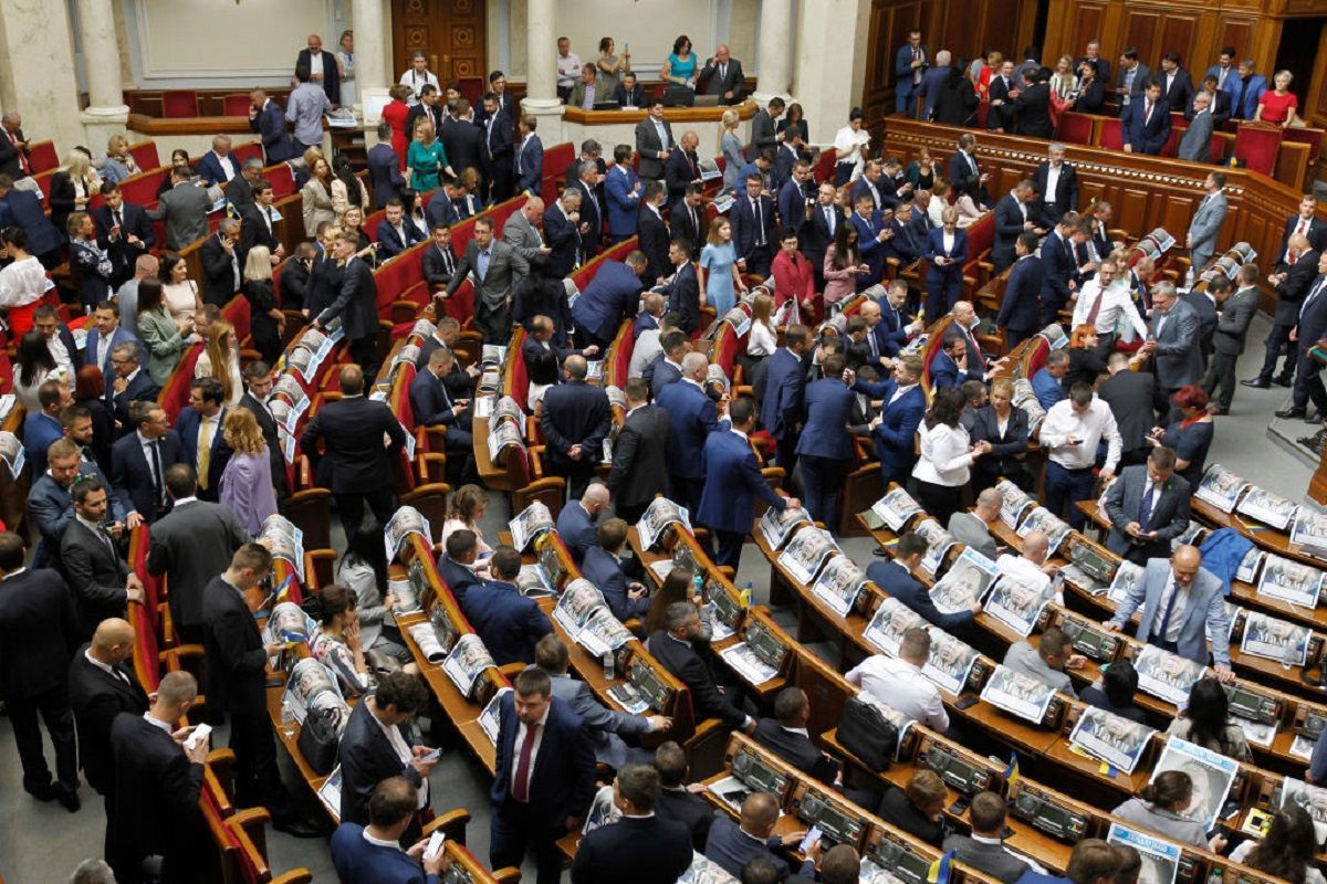 Рада перенесла заседание из-за вспышки коронавируса среди депутатов, – СМИ