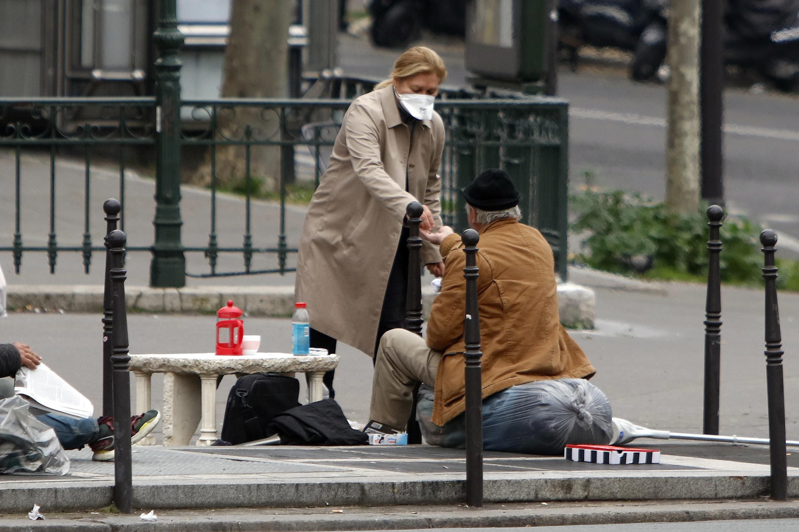 У Парижі безхатьків заселять у готелі через коронавірус У Парижі безхатьків заселять у готелі через коронавірус