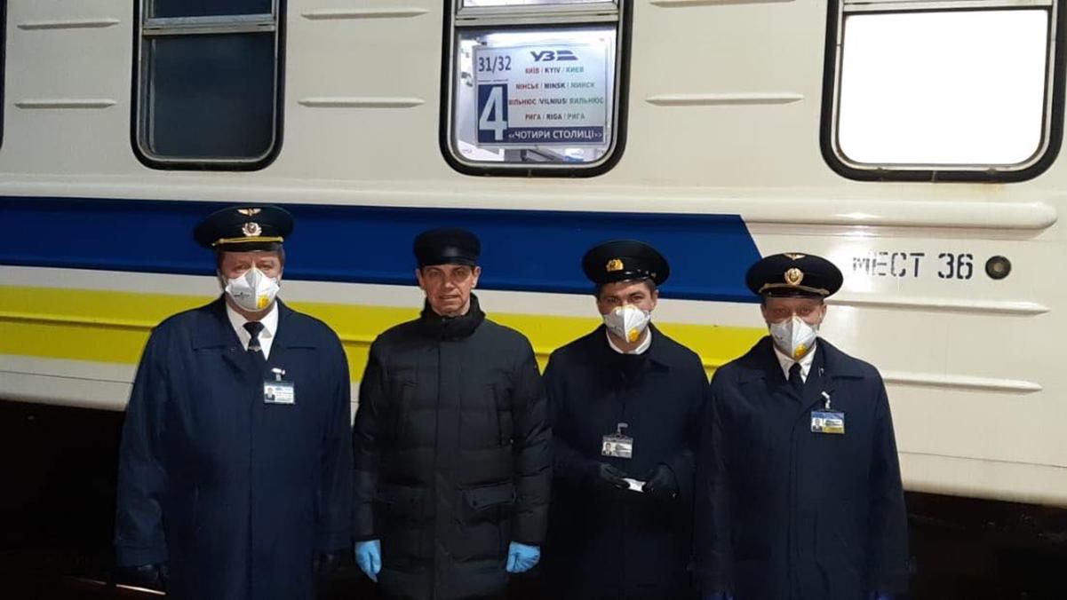 Пассажиров поезда Рига – Киев более 3 часа не выпускали: что произошло в вагонах – видео 
