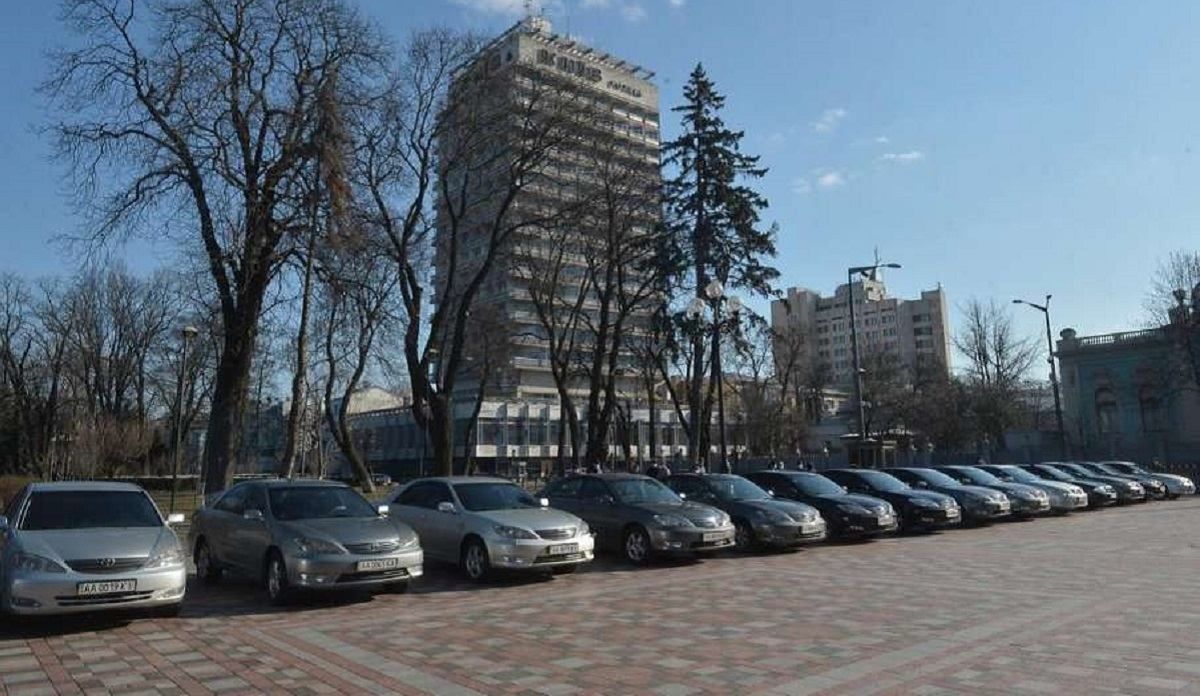 Главы комитетов Верховной Рады отдали служебные машины врачам Главы комитетов Верховной Рады отдали служебные машины врачам