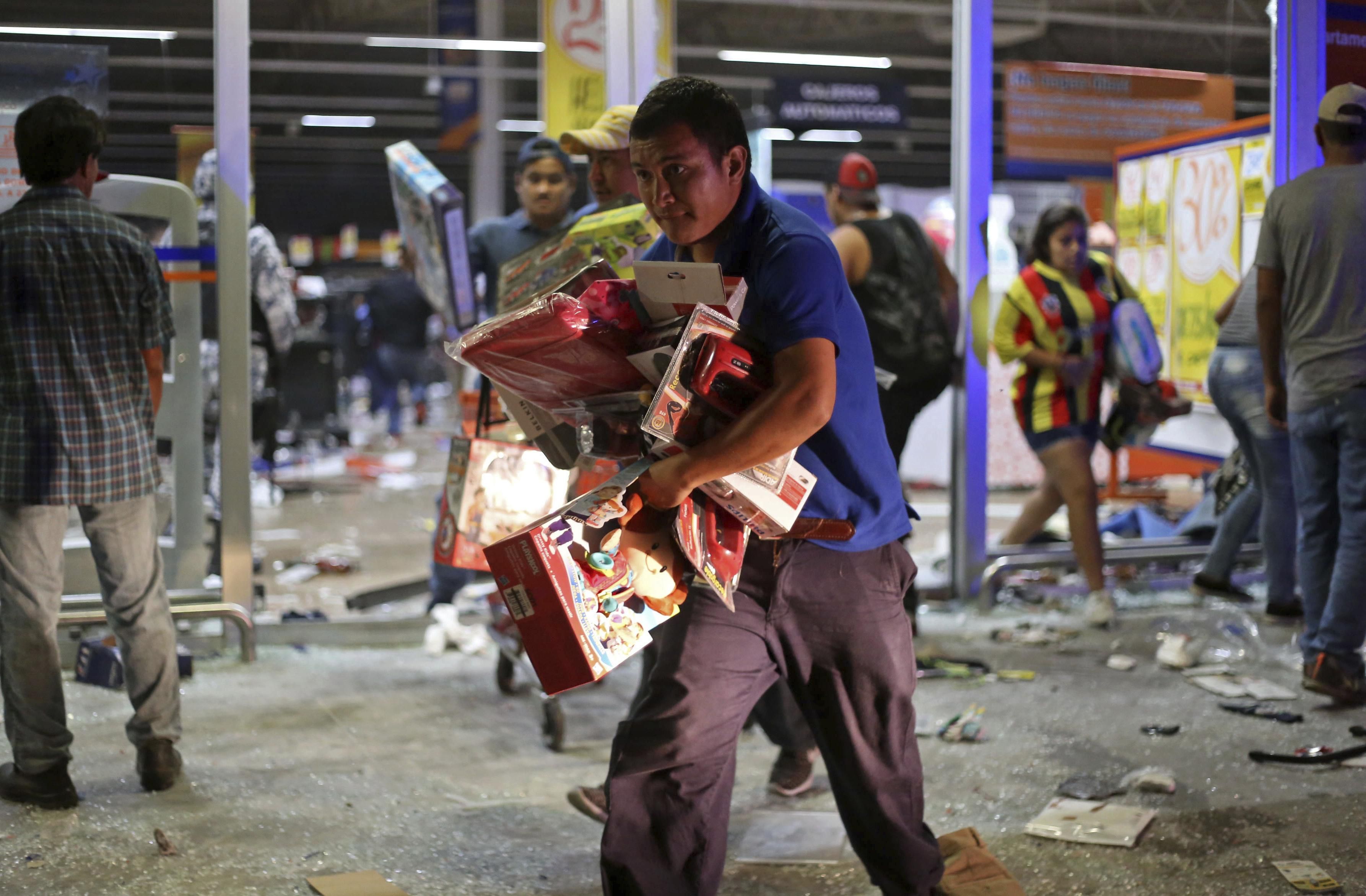 В Мексике люди в панике массово грабят супермаркеты: видео