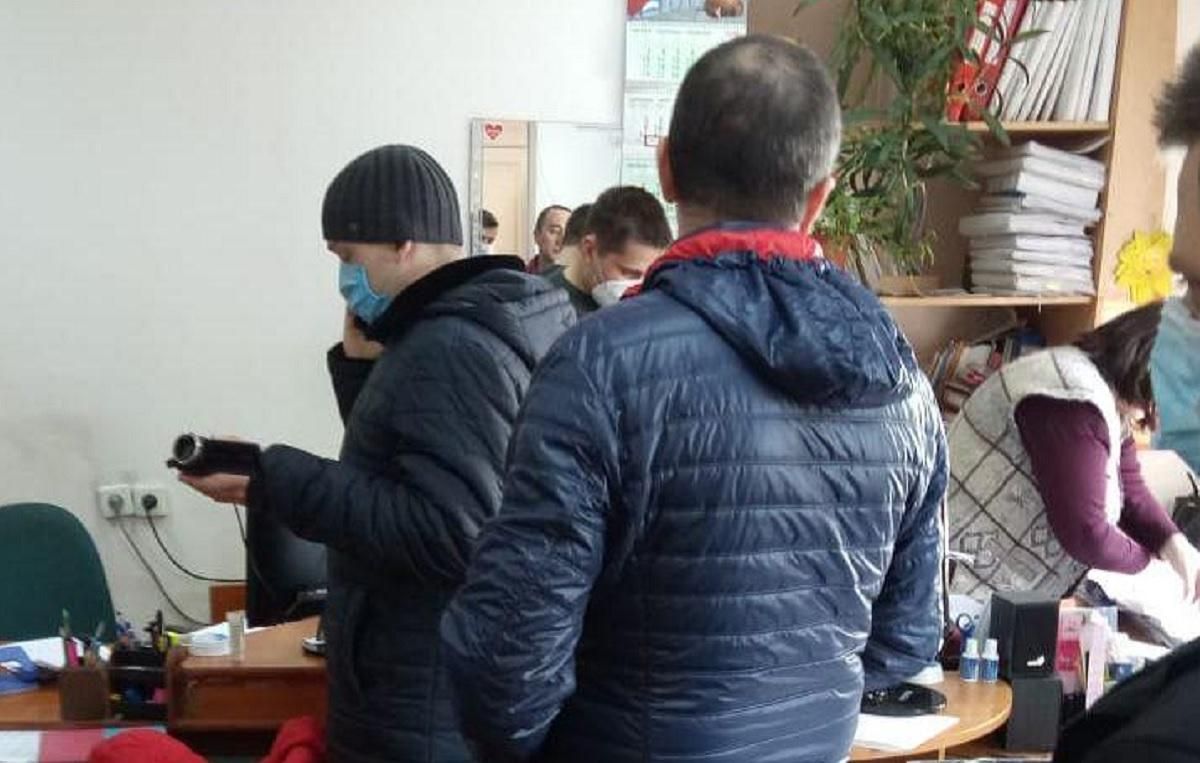 В Николаевской ОГА проводят обыски: должностных лиц подозревают в присвоении денег – фото