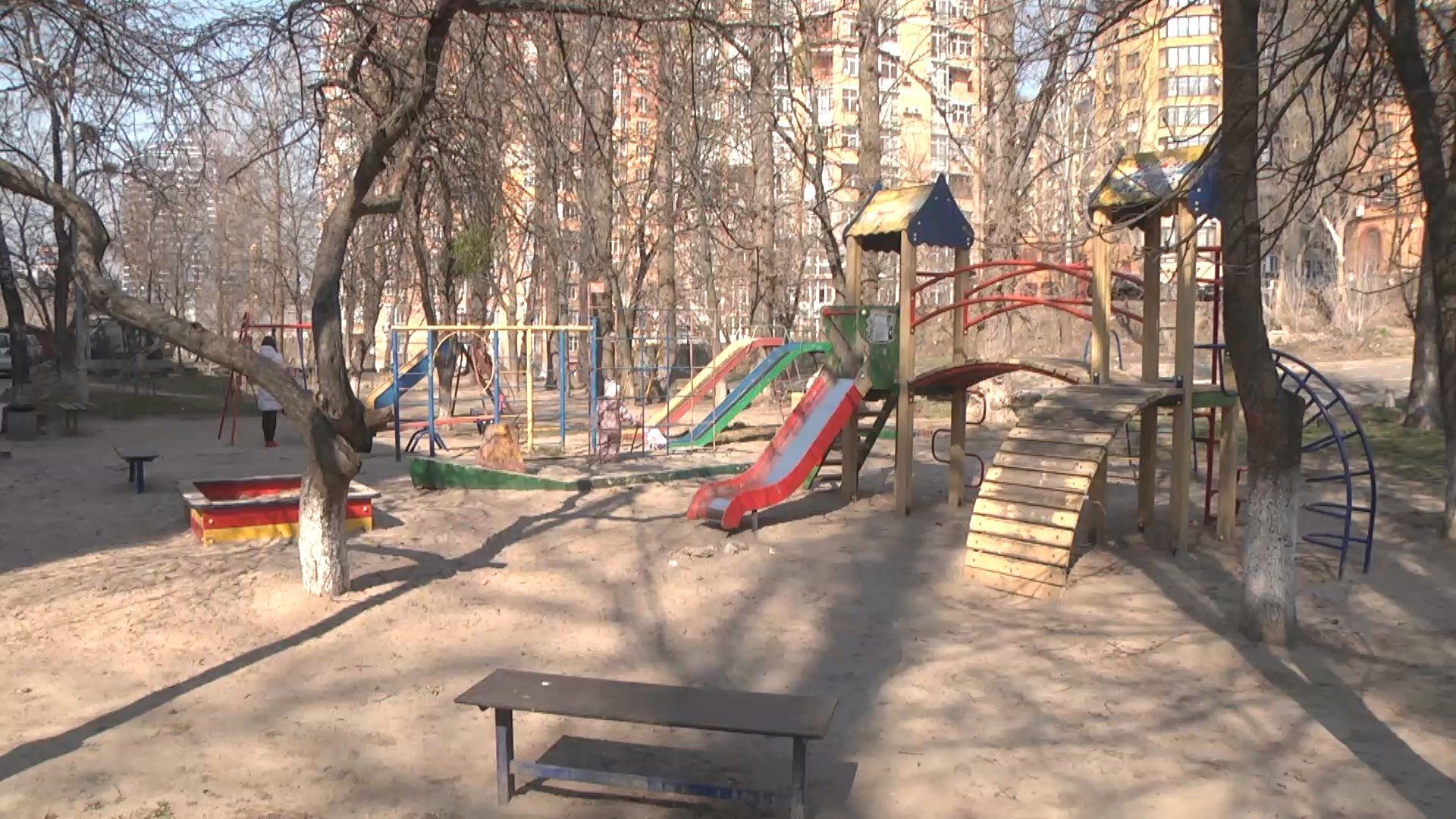 Киевляне теряют двор из-за масштабной застройки: видео