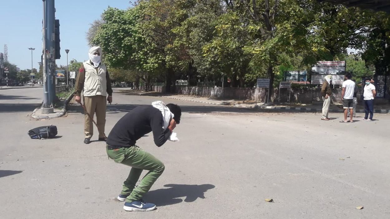 Поліція палицями б'є порушників карантину в Індії: відео