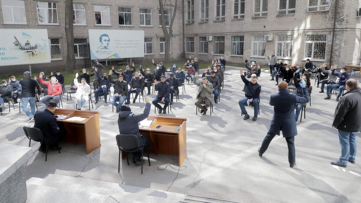 Депутаты Днепра провели заседание на улице из-за карантина: фото