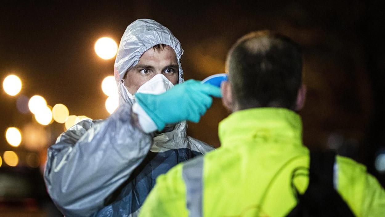 У Франківську людям мірятимуть температуру на вході в магазин У Франківську людям мірятимуть температуру на вході в магазин