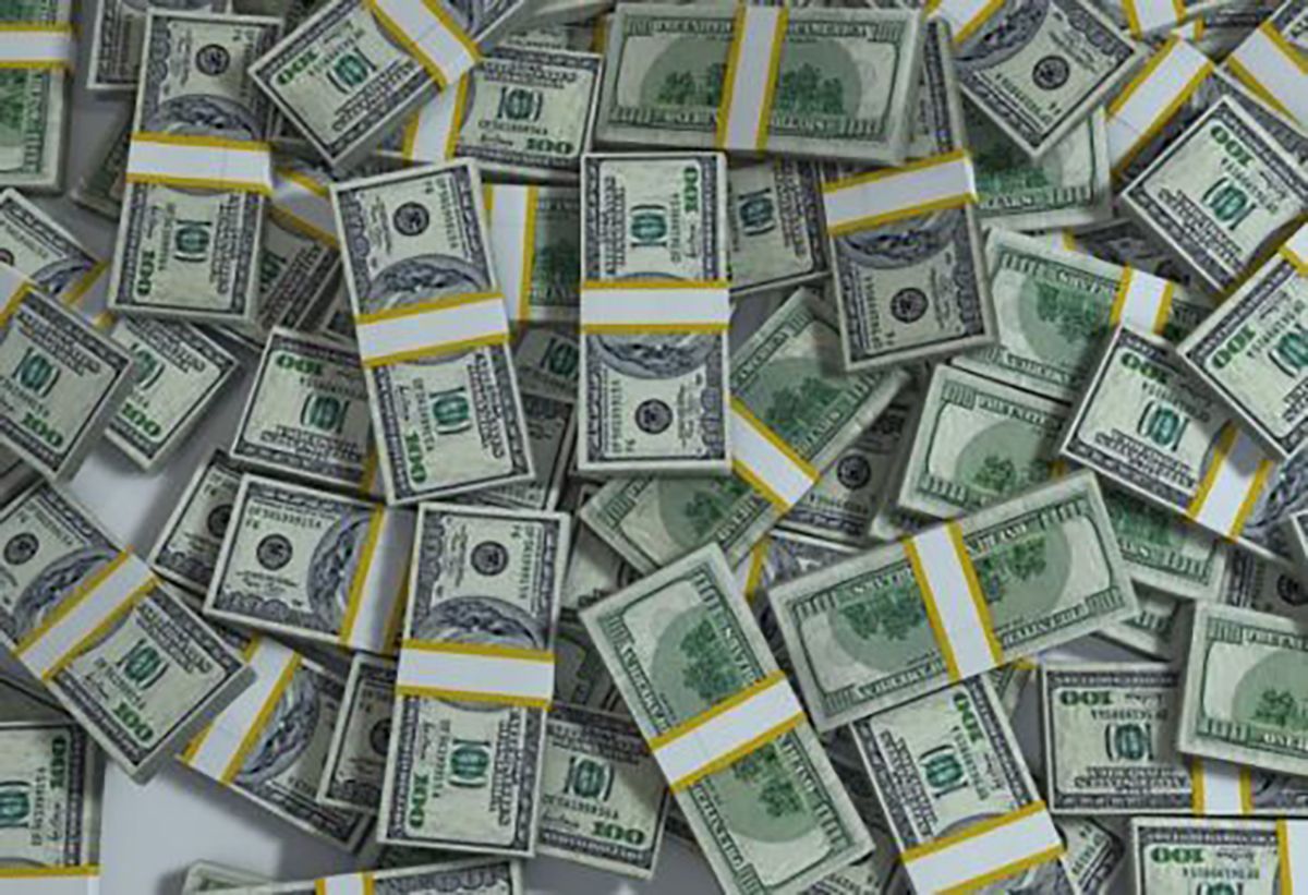 НБУ передал наличные доллары 11 банкам: детали – видео