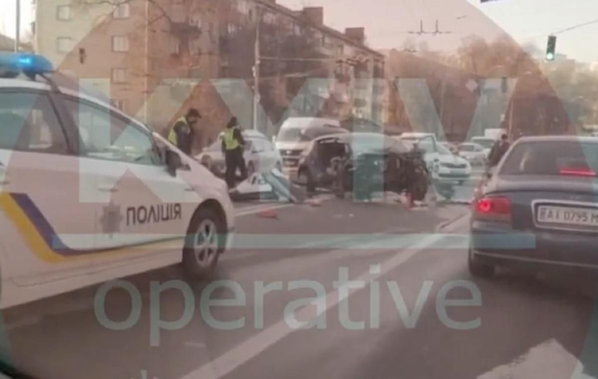 Серйозна ДТП у Києві: є постраждалі – відео