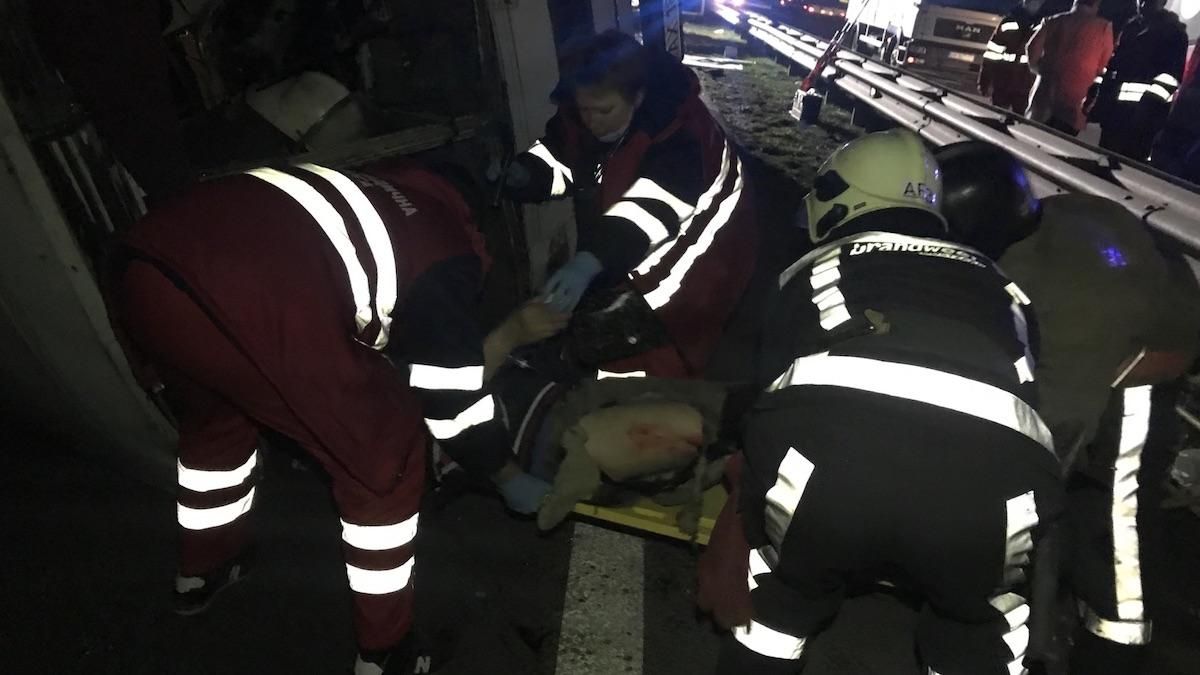 На трассе Киев – Одесса фура столкнулась с двумя автобусами: есть жертвы На трассе Киев – Одесса фура столкнулась с двумя автобусами: есть жертвы